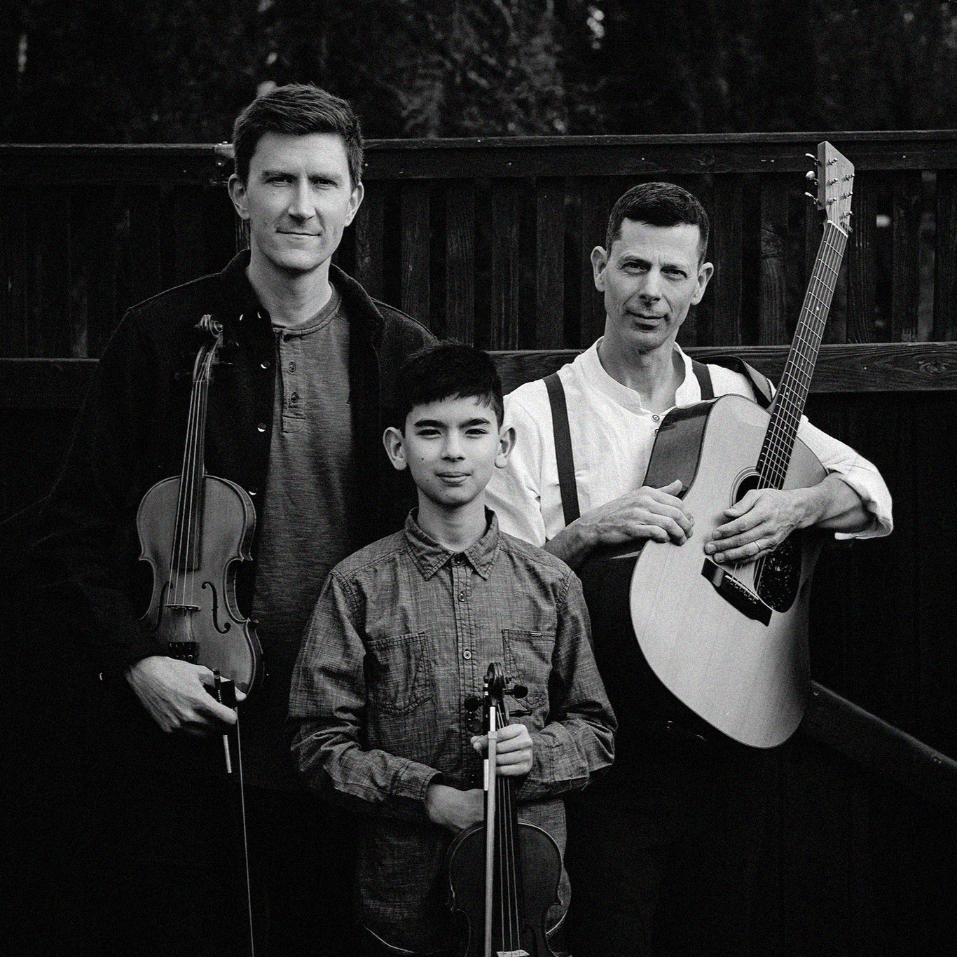 Bagatelle, three folk musicians posing with their instruments.