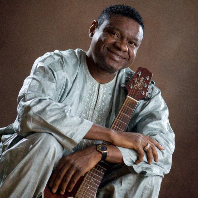 Alpha Yaya Diallo posing with his guitar.