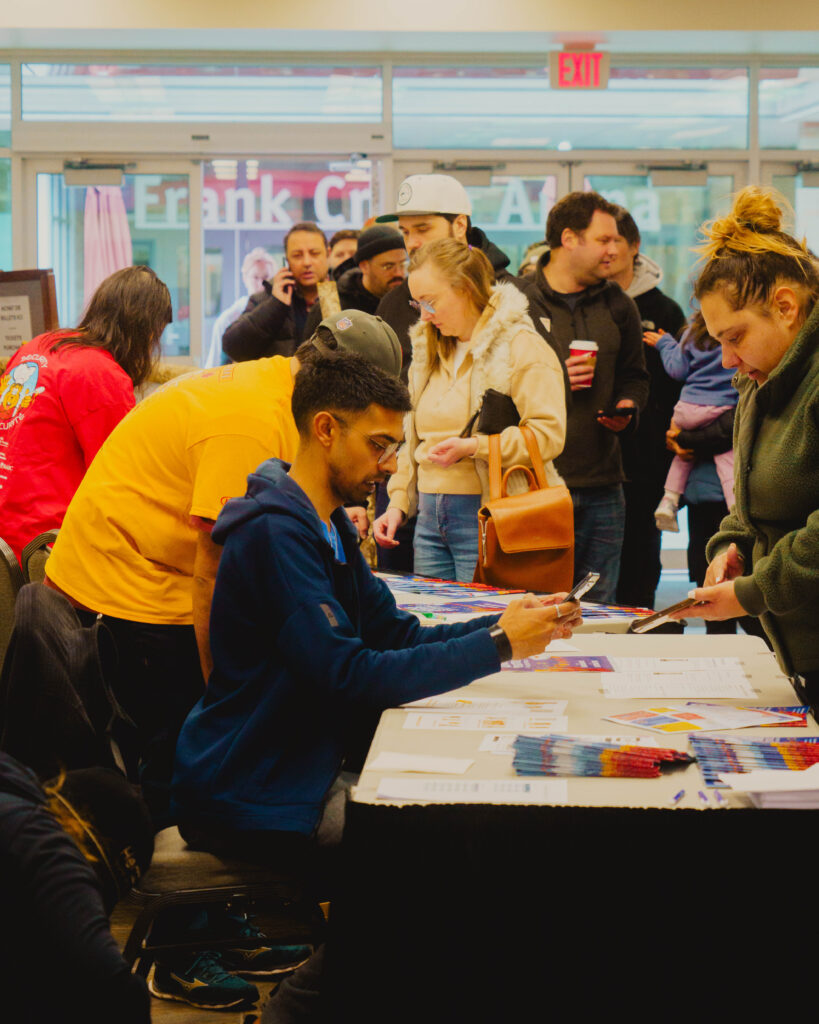 Des personnes font la queue pour entrer au festival du sucre d'érable 2026, à Nanaimo.