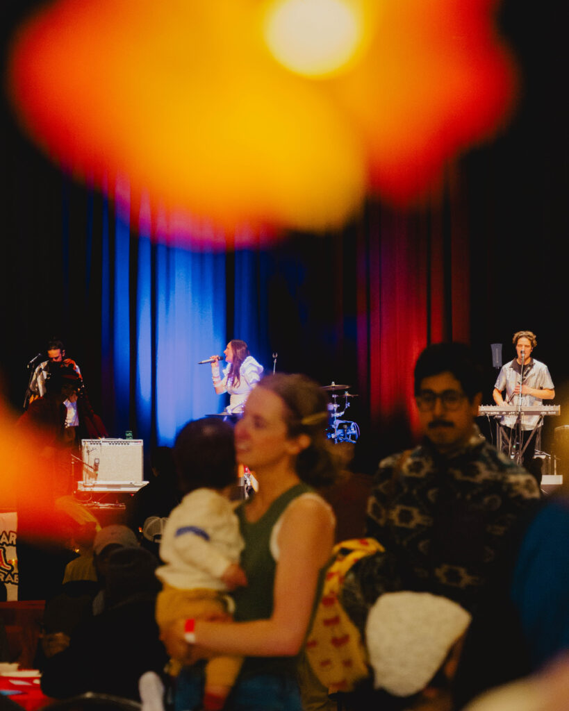Des personnes dans le public du festival.