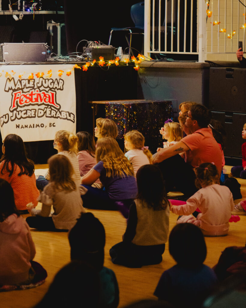 Photographie de danseurs sur la piste de danse lors du Festival du sucre d’érable 2026, un festival communautaire francophone à Nanaimo.